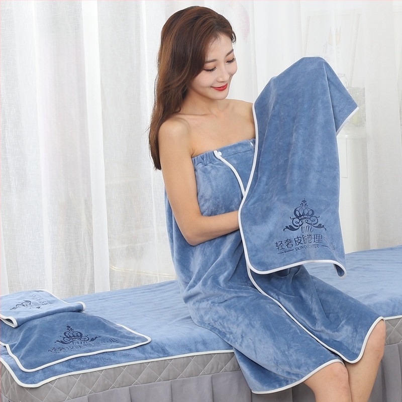 Öt részes luxus kozmetikai szalon törölközőkészlet: arctörölköző, párnator törölköző, fejkendő, ágytörölköző és fürdőlepedő. Anyag: szuperfinom rost; Tömeg: 420 g; Márka: Muyang; Szál feldolgozás: törött festett szál; Logó nyomtatás elérhető