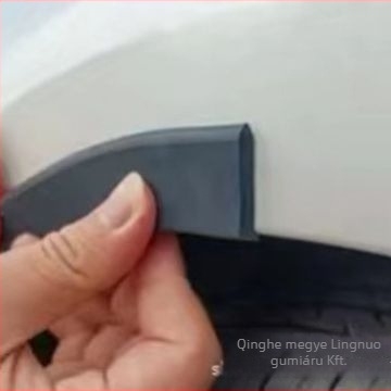 Fekete PVC kerékív védőcsík, univerzális, öntapadós, karcolás- és ütközésvédő.