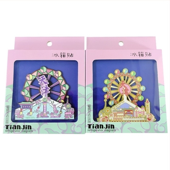 Testreszabható hűtőmágnes ablakos csomagoló doboz kampóval – PVC ablak, 350 g papír, logónyomtatás (offset, szitanyomás, relief, UV)