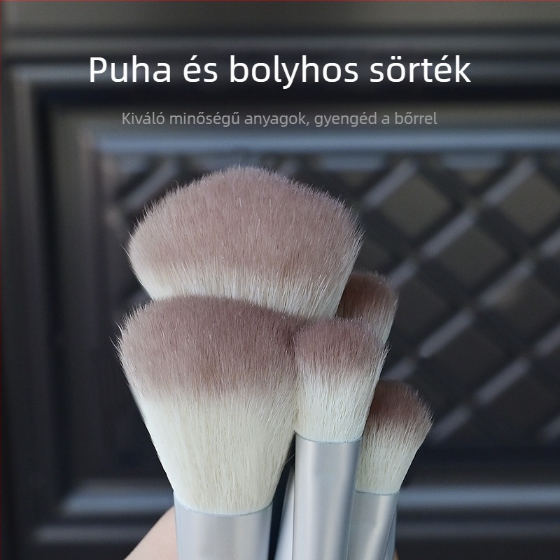 5 darabos sminkecset-készlet szintetikus sörtékkel, akril nyéllel, dobozban — szemhéjfestékhez, púderhez, pirosításhoz, kontúrozáshoz, orr árnyékoláshoz és highlighterhez.