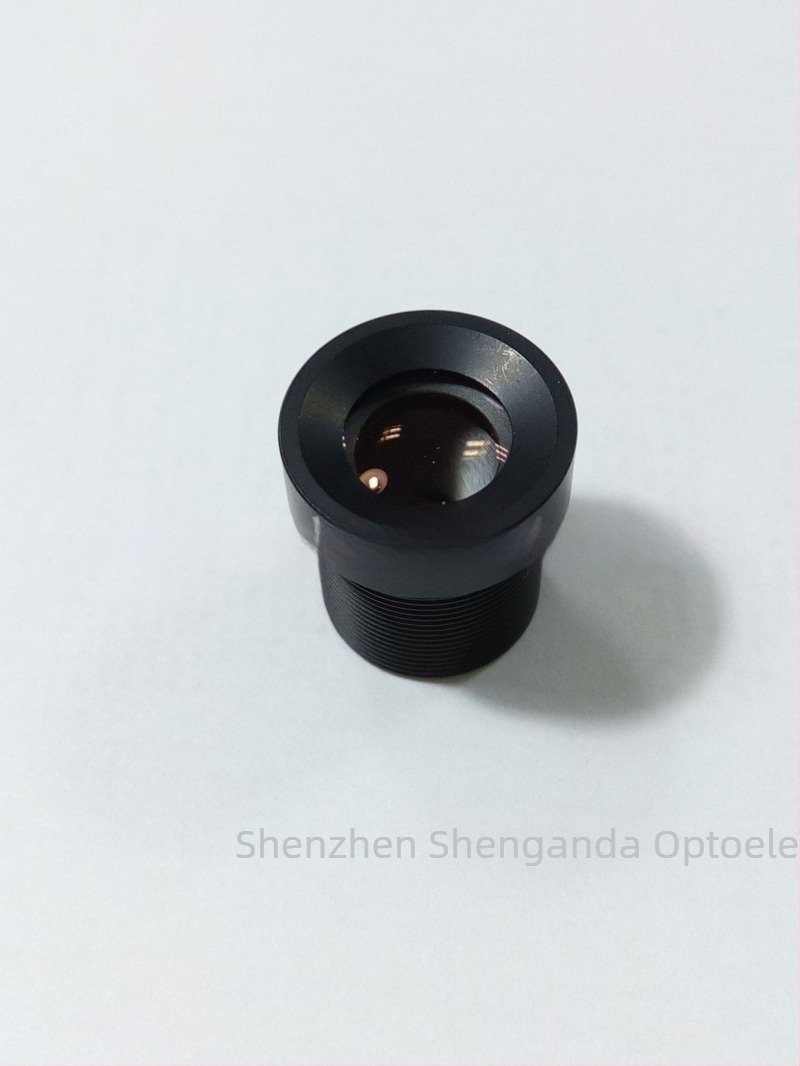 Megfigyelő lencse, 12 mm-es fókusztávolság, rekesz f/2.0, 28° látómező, szűrőátmérő 8 mm, 0,3 m minimális fókusztáv