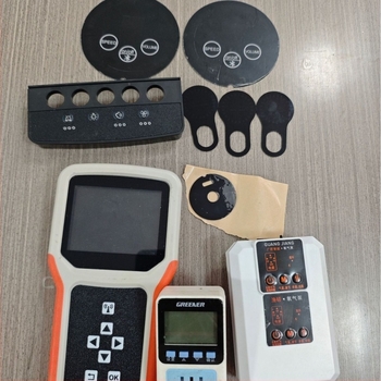 Önmagad akril címke PC-vezérlőpanelhez domborított gombokkal; PVC öntapadó matrica, szitanyomás és digitális nyomtatás