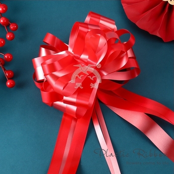 Gömb alakú virágos dísz szalaggal esküvői autó díszítéséhez és bulidekorációhoz