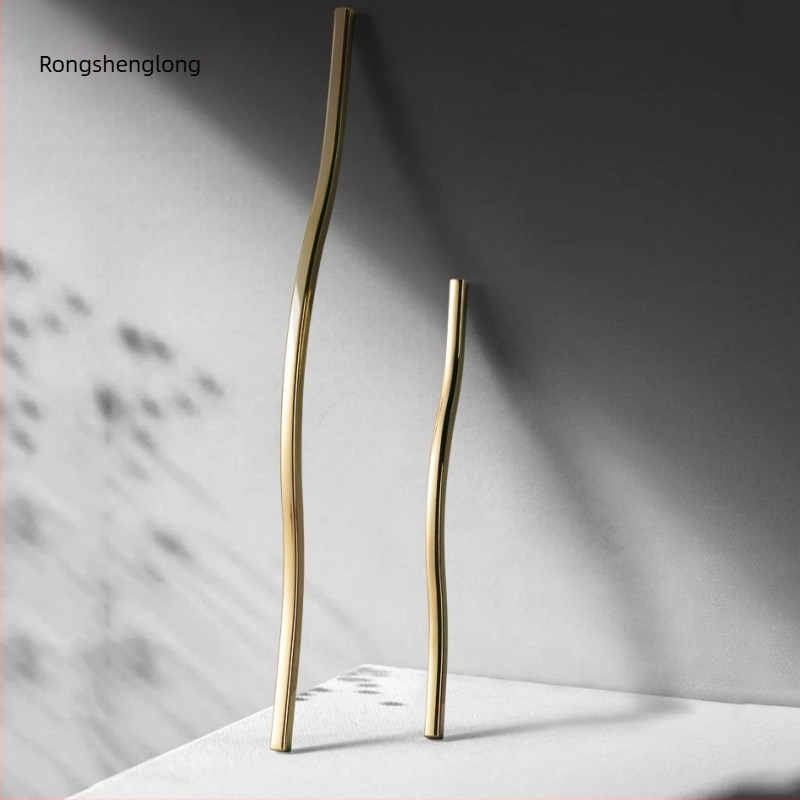 Hullámszerű fogantyú ruhásszekrényhez, szekrényhez és éjjeliszekrényhez; cinkötvözet; elektroplakálás; könnyű luxus stílus