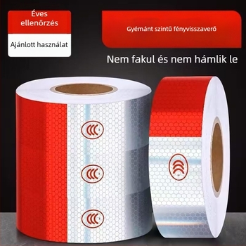 Kamionra készült fényvisszaverő matricák – piros-fehér figyelmeztető sávok a jármű karosszériáján, éves műszaki vizsgálatra.