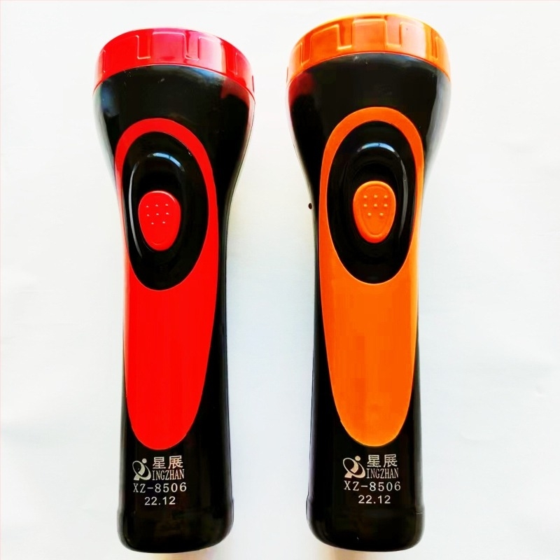 Tölthető LED zseblámpa 1200 mAh-s akkumulátorral, 10 W, kézi nyomású energia, 100-200 m hatótávolság, műanyag test