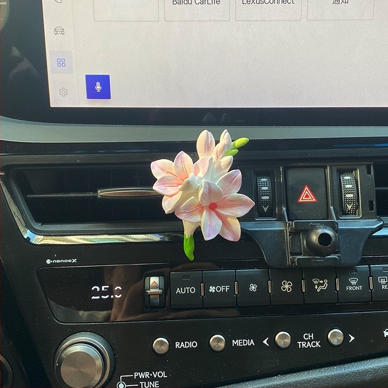Autó aromatizáló diffúzor kőből – virágillattal, légkivezető klips, 5–10 ml, párolgási idő 31–60 nap, gipsz tartó, testreszabható dekoráció