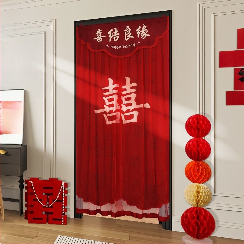 Esküvői ajtófüggöny hímzett boldog karakterekkel, anyaga textil, esküvői dekorációhoz és szobai díszítéshez