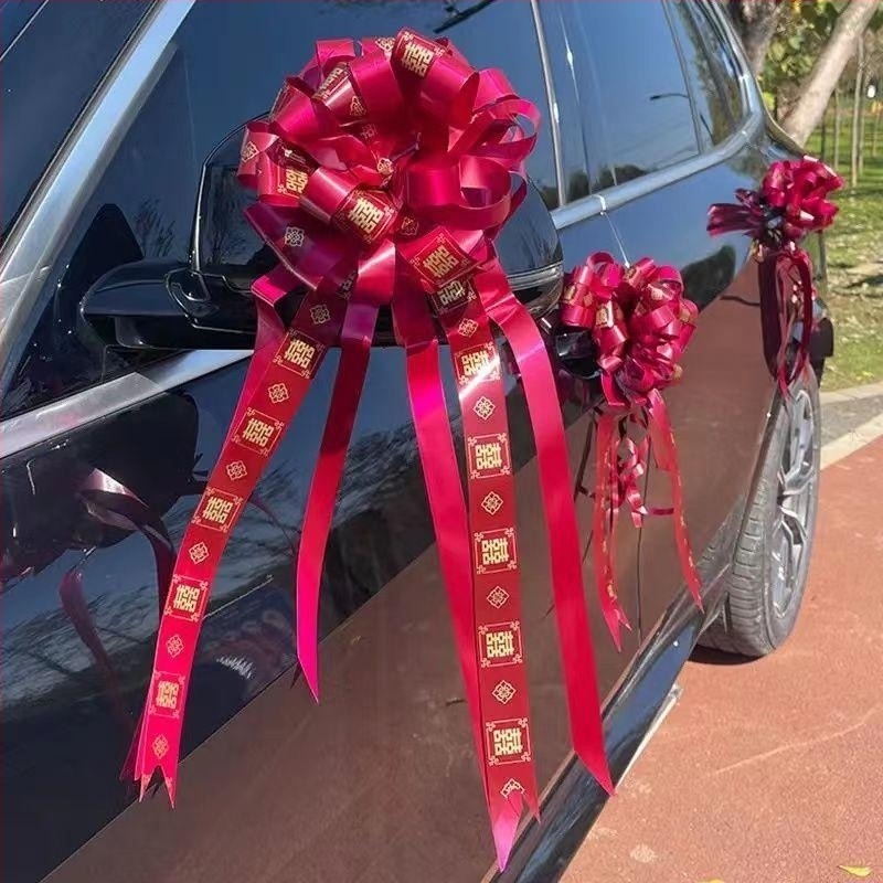 Esküvői autó dekorációs készlet: szalagból készült masni, kilincsre szerelhető masni és kézi virág