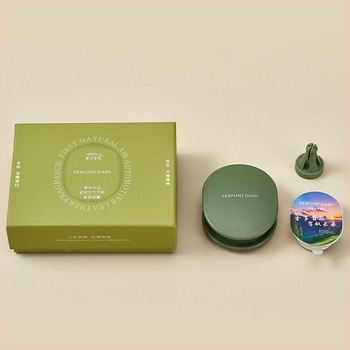 Perfume Diary autóillatosító báránybőr textúrával — Grass Wood illat, 10–20 ml, ventillációs klipsz, >90 napos tartósság