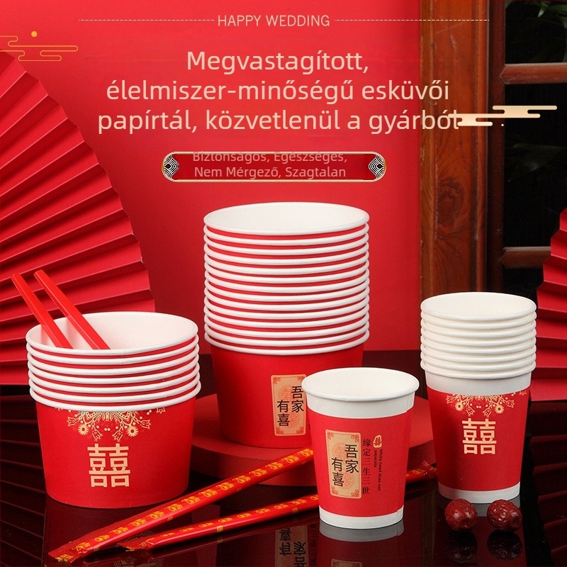 Egyszer használatos esküvői papír étkezési készlet: vastag vörös kör alakú tálak, evőpálcikák és poharak.