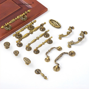 Szekrényajtó kilincs - sárgaréz, elektroplatírozott felülettel, Douglas márka, szekrényajtókhoz