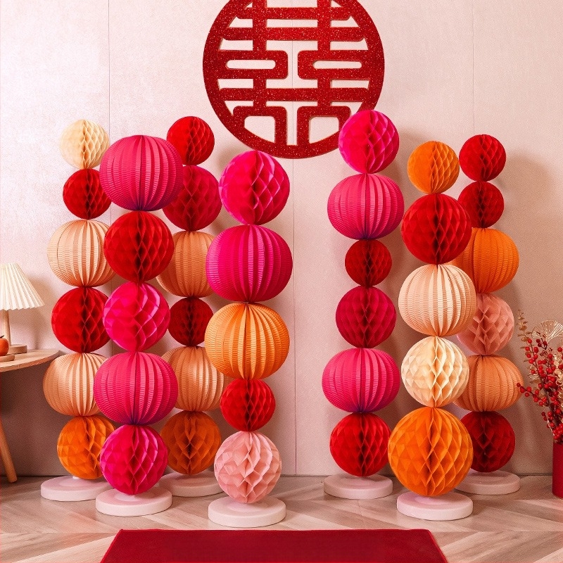 Guangzhou Jiaer Honeycomb ball column lámpa tartó esküvői dekorációhoz; Alkalmazás: Esküvő; Kategória: Helyszíni elrendezési rekvizitum; Anyag: Szalag