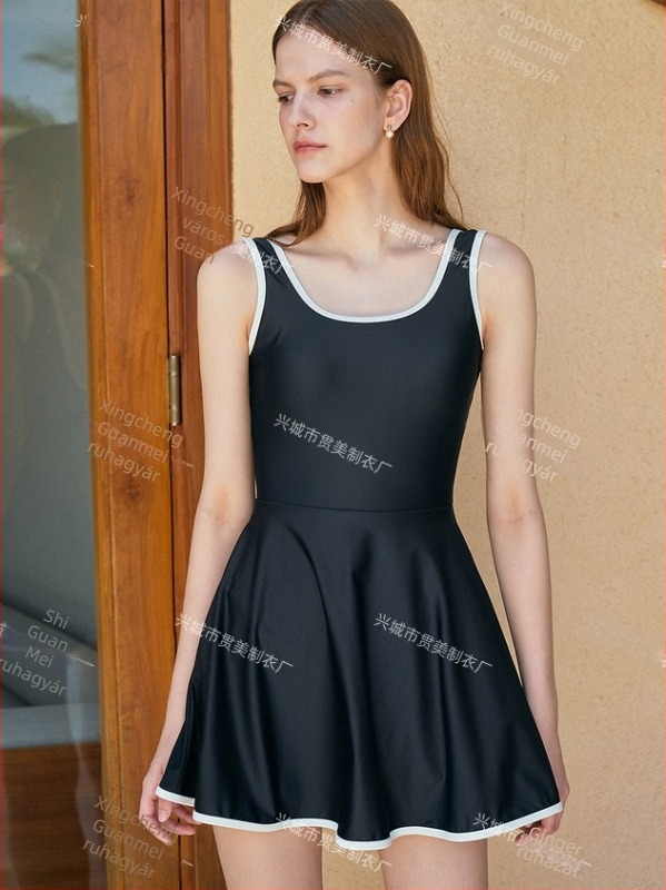 Egyrészes fürdőruha hosszú ujjú; magas derekú; hátra nyitott kivitel; anyag: nylon/spandex 82%; bélés: poliészter/spandex 18% (Nylon 82%/Spandex; Poliészter 18%/Spandex)