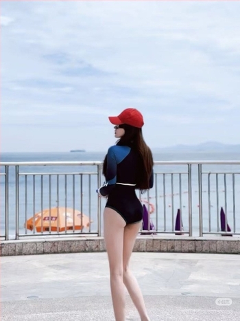 Női egyrészes fürdőruha hosszú ujjú, napvédelmi funkcióval, alkalmas vízi sportokra; anyag: nylon 80%, bélés poliészter 20%