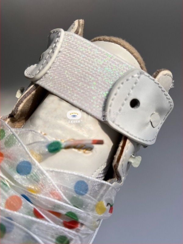 Műkorcsolya cipő rögzítőelemek, bőrből, elasztikus csuklórész a lazítás elleni védelem