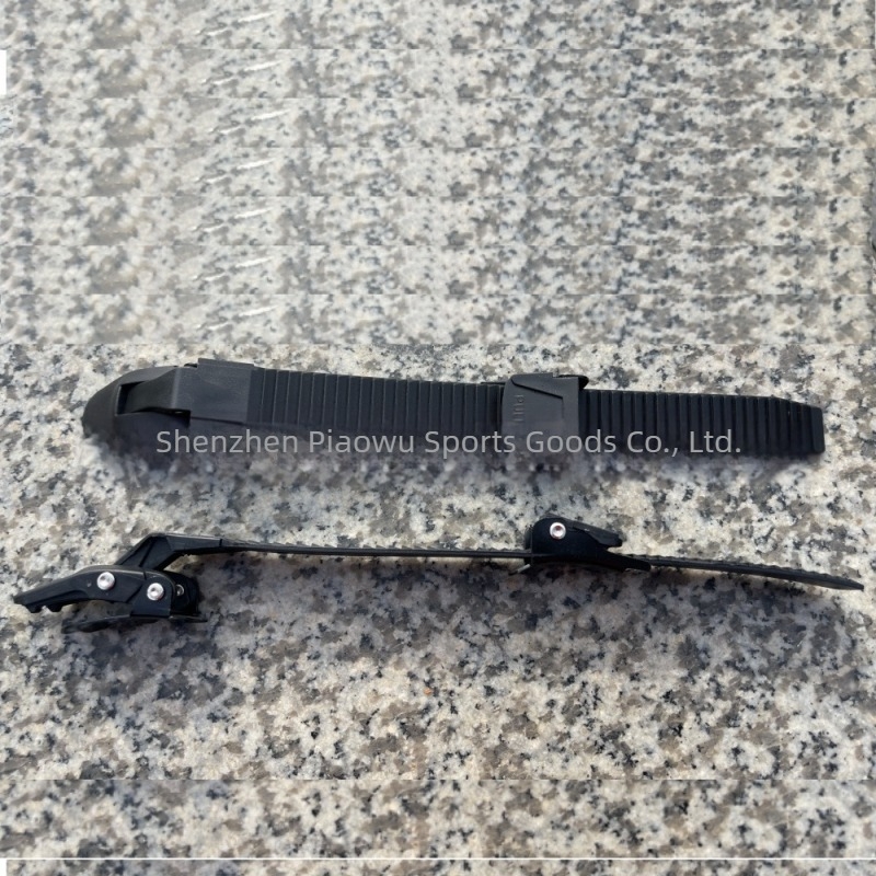 Gördülőkorcsolya univerzális csat rész — PU+ háló felső rész; gumírozott talp; egysoros kerekek; PA66 kerékanyag; 4 csavar a csomagban