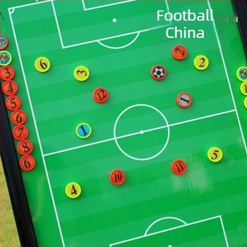 Hordozható futball-taktikai tábla mágneses homoktálcával, kihúzható tollal és edzői állvánnyal