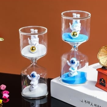 Űrhajós dizájnú homokóra — kézzel készített üvegből, dekoratív darab, modern minimalista stílusú