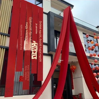 Esküvői helyszín dekorációs banner vászonból szöveggel, szalaggal, kínai stílusú kalligráfia, kültéri udvarra