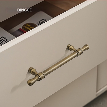 Dingge szekrényajtó fogantyú, Modell 6071, sárgaréz, öntvény, modern letisztult stílus