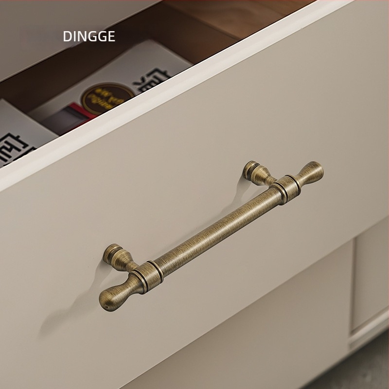 Dingge szekrényajtó fogantyú, Modell 6071, sárgaréz, öntvény, modern letisztult stílus