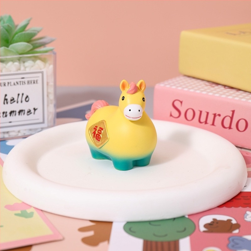Autóközponti konzol dísz – Ló éve Zodiákus, Szerencse és Béke, Gyanta rajzfilmszerű figura