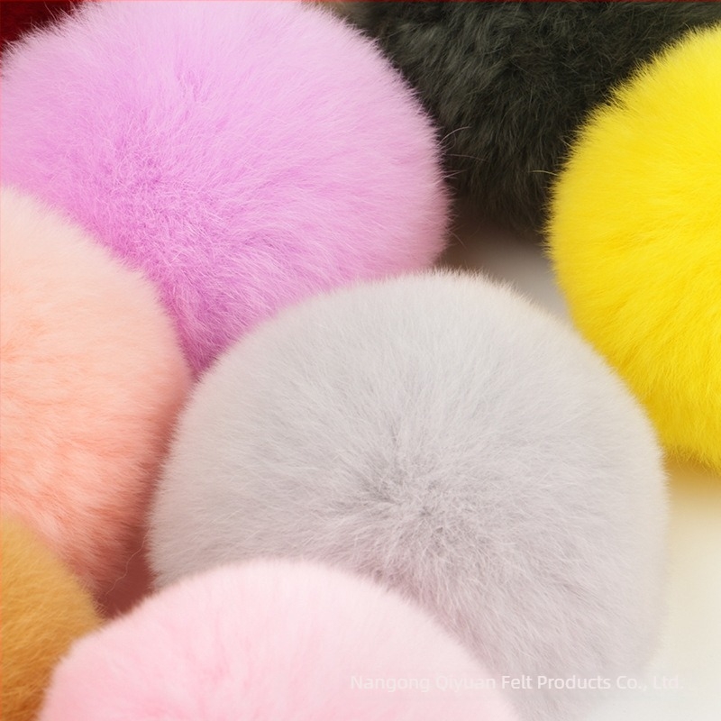 Természetes szőrrel készült pompon függő - kézzel kötött, eredeti dizájn, hajkiegészítő