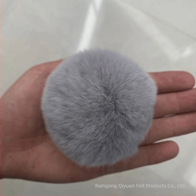 Természetes szőrrel készült pompon függő - kézzel kötött, eredeti dizájn, hajkiegészítő