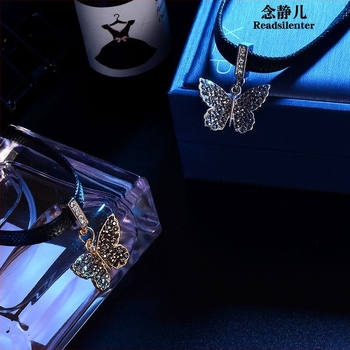 Pillangómedálos nyaklánc, chokers stílus, rövid kulcscsonti lánc, 18K aranyozott bevonat, gyémántos feldolgozás, rhinestone medál, kígyócsont lánc