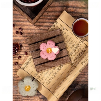 Vintage stílusú mini összecsukható képernyő fotórekvizit, kézzel készített sütemények és tealevelek hátterével