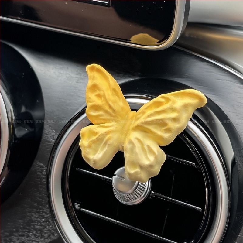 Autó diffúzor kő virágos designnal; illat musk és ylang-ylang; nettó tartalom 5–10 ml; elhelyezés légkivezető nyílásba történő rögzítésével; párolgási idő 1–15 nap