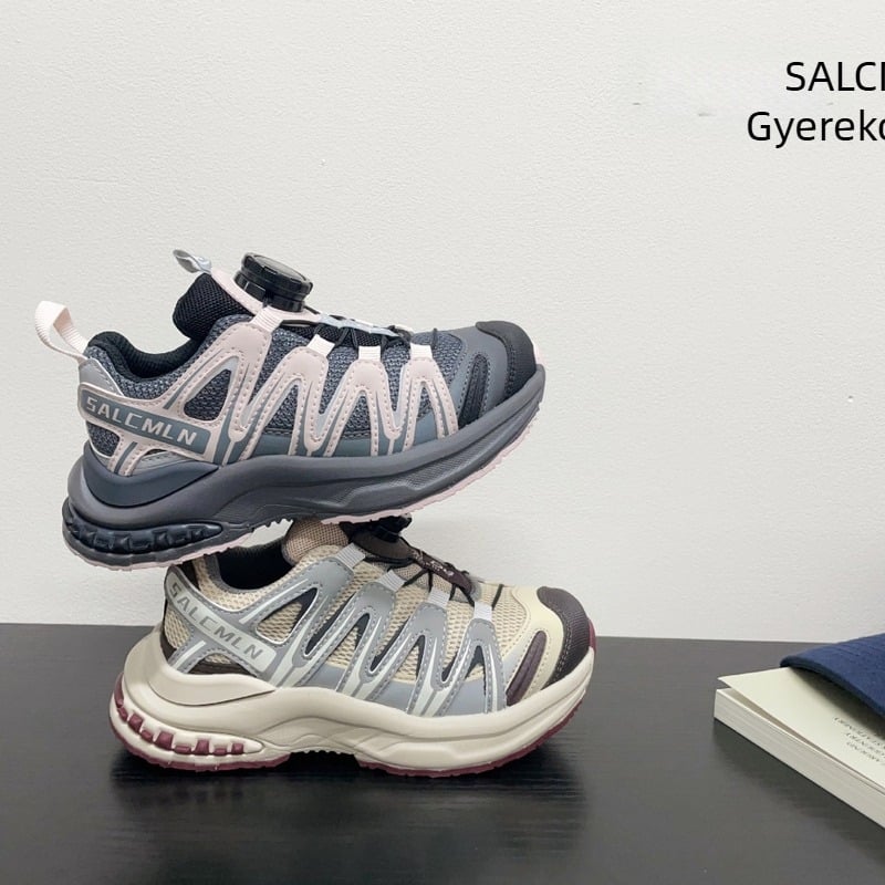 Gyerekeknek készült sportcipő forgó gombokkal és színben egyeztetett mintával - felsőrész: szuper rost; talp: gumi; záródás: forgó gomb; korosztály: 4–16 év