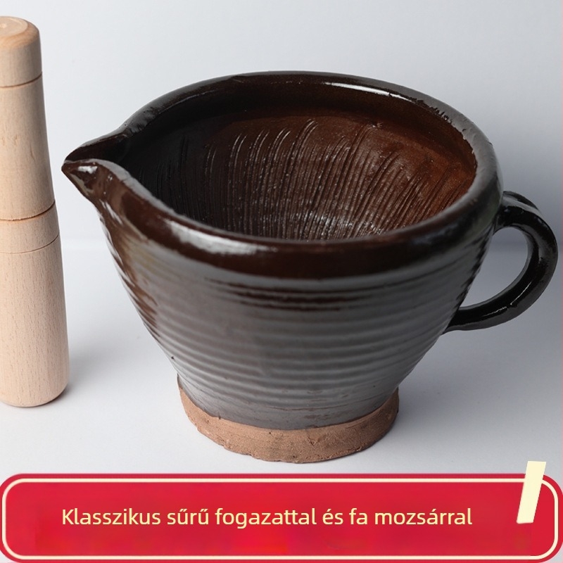 Hagyományos otthoni mozsár és törő, fa törőfejjel, chilipaprika, savanyított tojás és rizspasztát őrlésére