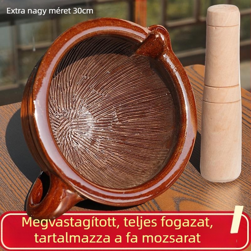Hagyományos otthoni mozsár és törő, fa törőfejjel, chilipaprika, savanyított tojás és rizspasztát őrlésére