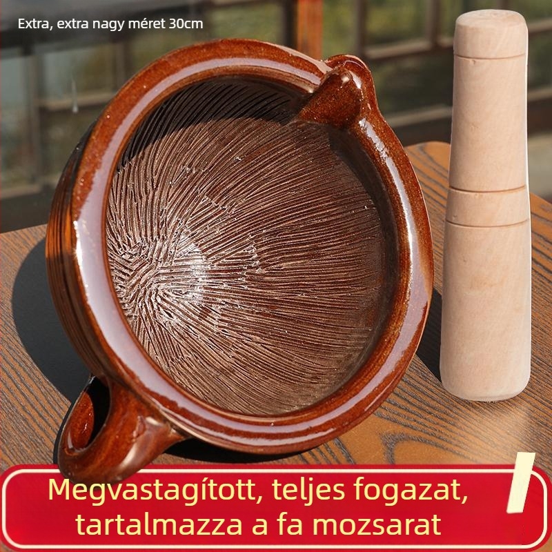 Hagyományos otthoni mozsár és törő, fa törőfejjel, chilipaprika, savanyított tojás és rizspasztát őrlésére