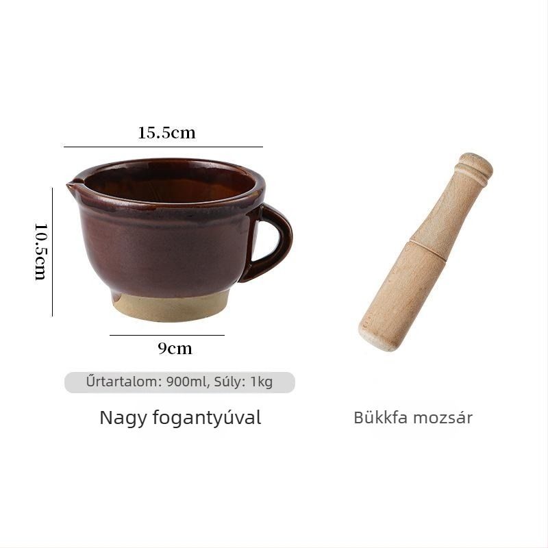 Hagyományos otthoni mozsár és törő, fa törőfejjel, chilipaprika, savanyított tojás és rizspasztát őrlésére