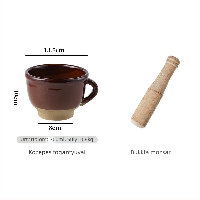 Hagyományos otthoni mozsár és törő, fa törőfejjel, chilipaprika, savanyított tojás és rizspasztát őrlésére