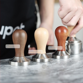 Rozsdamentes acél espresso tampér, menetes fa nyéllel, modern minimalist dizájn, logó kompatibilis