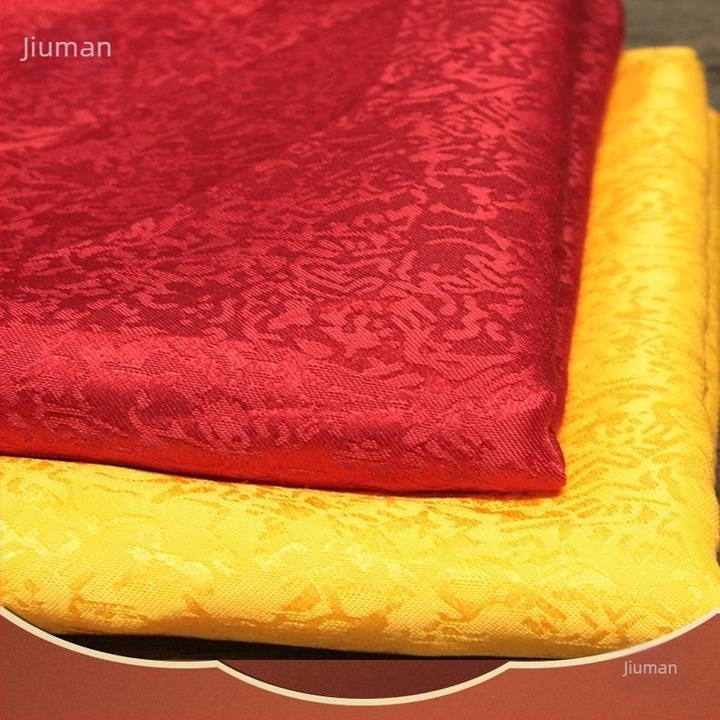Buddha oltárasztalterítő – sárga és piros szatén selyem anyag, Budha terem hátterét adó textile