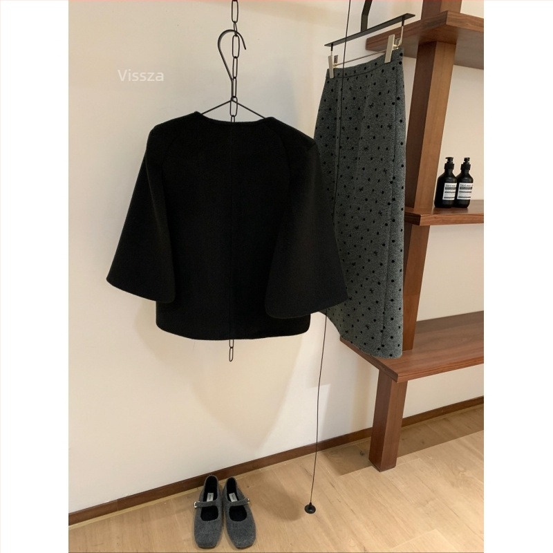 Poliészter dzseki, egyszínű, egyenes szabás, hosszú ujjú, kerek nyakú