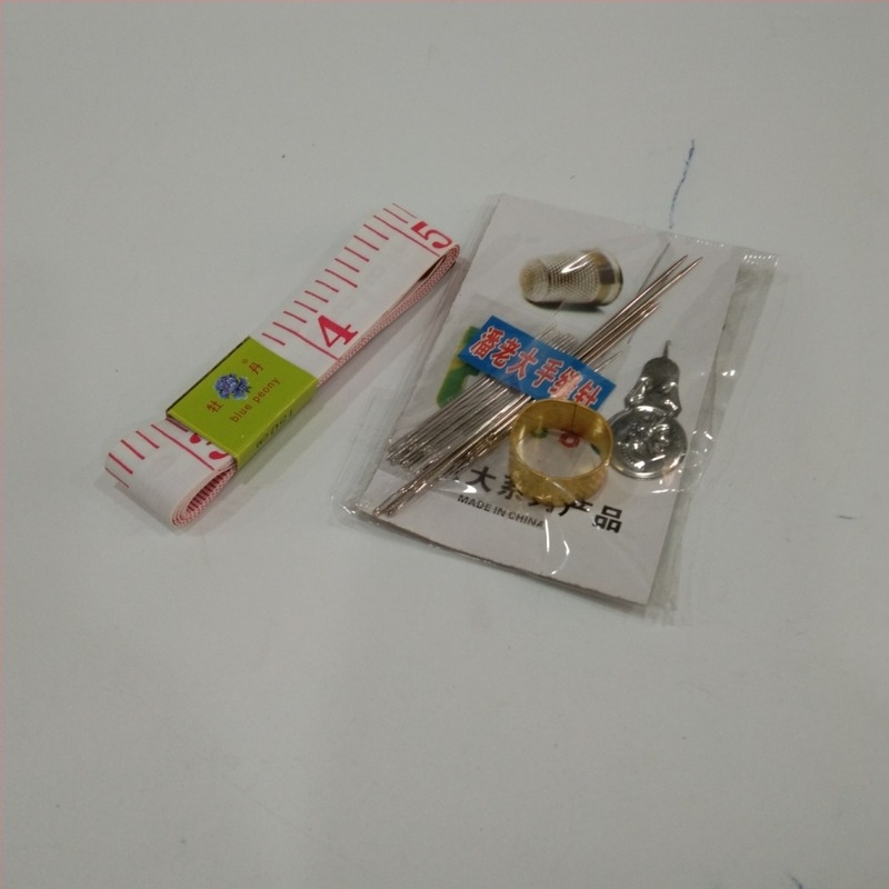 Varráskészlet: teljes szett mérőszalaggal, tűtartóval és thimble