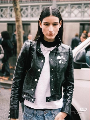 PU bőrhatású biker dzseki rever gallérral, kollázs varrás részletekkel, karcsú szabás, vékony textúra, utcai motoros stílus (Tavasz 2025)