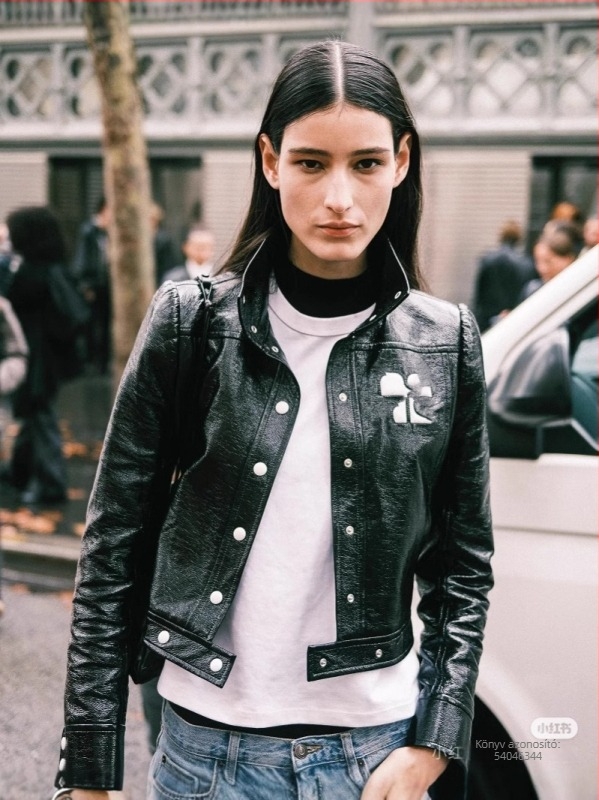 PU bőrhatású biker dzseki rever gallérral, kollázs varrás részletekkel, karcsú szabás, vékony textúra, utcai motoros stílus (Tavasz 2025)