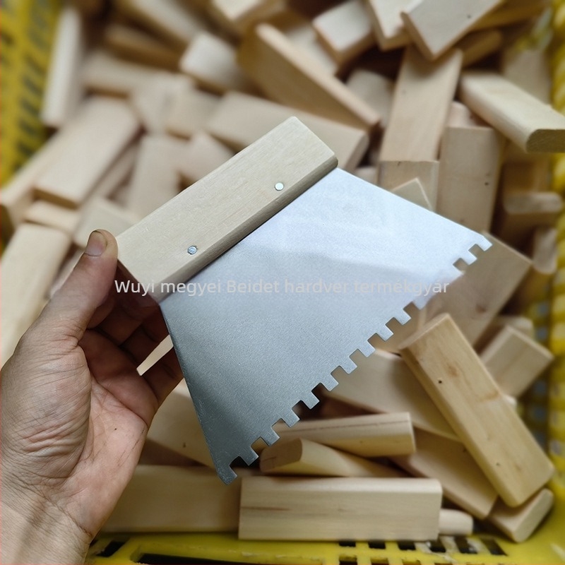 BST-030 Csempézéshez készült spatula rozsdamentes acél alapú és fa nyéllel – négyzet alakú fogak 4x4/6x6/10x10