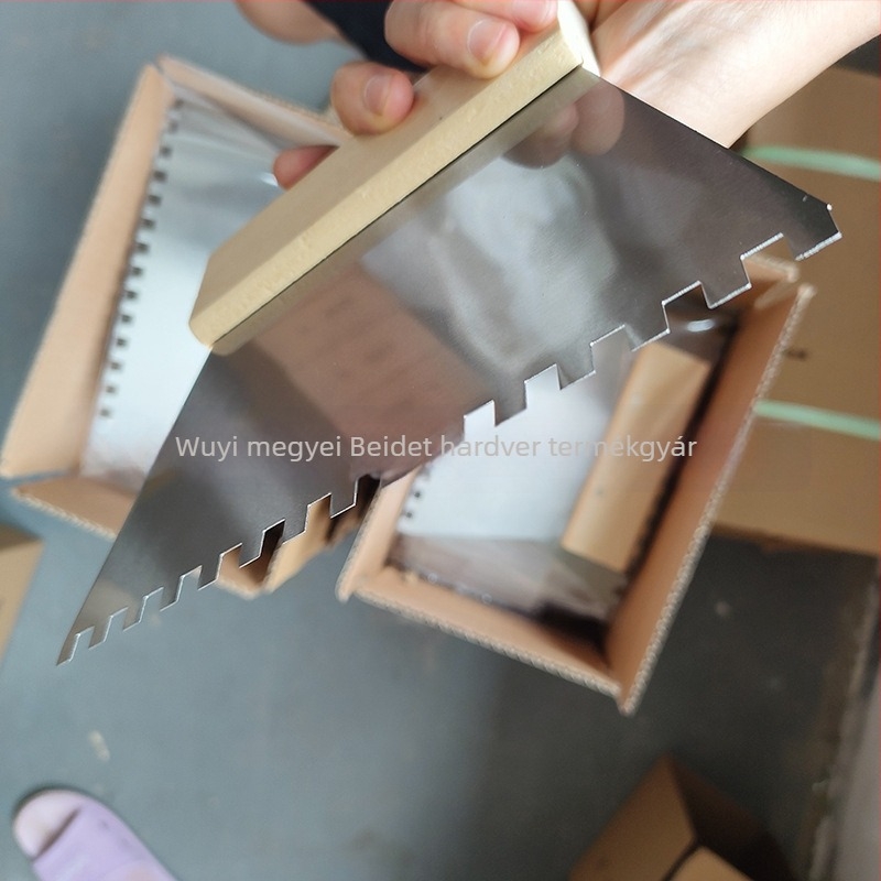 BST-030 Csempézéshez készült spatula rozsdamentes acél alapú és fa nyéllel – négyzet alakú fogak 4x4/6x6/10x10