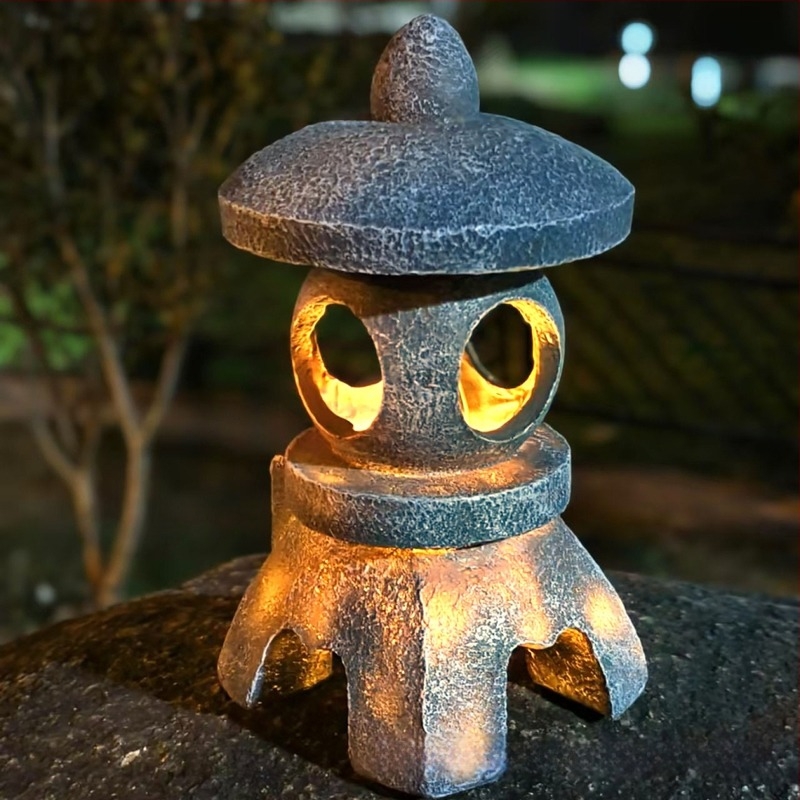 Napelemes kerti lámpa – Zen kőtorony, gyanta dekoráció