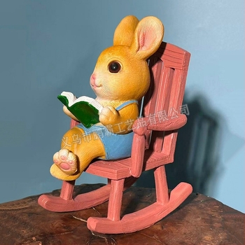 Olvasó nyúl hintázó székkel – kültéri dekoráció kertbe és erkélyre, cartoon stílusú, szintetikus gyantából készült