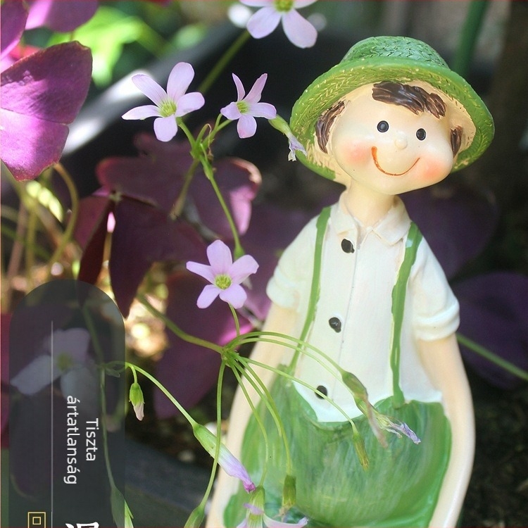 Kerti lógó baba dísz – selyem virágokkal, általános stílus, kézművesség: Egyéb; Ajándék ünnepekre, Üzleti ajándék
