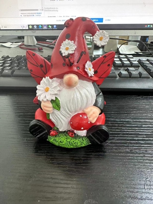 Beetle Gnome Műgyanta figurája, Rajzfilm-stílus, Gyanta kézműves